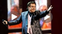 ¿Juan Gabriel está vivo y en París? Captan a hombre idéntico a él y reviven teorías de su muerte