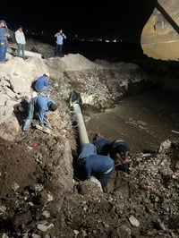 Reparan tubo para normalizar abasto de agua en Gómez Palacio