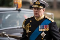 Rey Carlos III ordena despojar a su hermano Andrés del último título militar que le queda