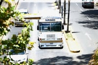 Adolescente resulta herido tras caer de un autobús en movimiento