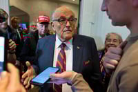 Trump indulta a Rudy Giuliani y otros acusados de intentar revertir las elecciones de 2020