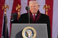 Trump honra el 'sacrificio supremo' de los militares en el Día de los Veteranos