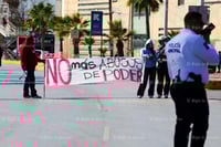 Estudiantes del IESEN bloquean el bulevar Miguel Alemán; piden la destitución de la Directora