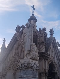 Benigno Montoya y los susurros del Panteón de Oriente