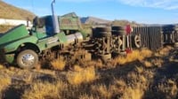 Vuelca un tráiler con leche en la carretera Durango-Gómez; reportan actos de rapiña