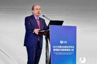 Calderón presume invitación al Nobel de la Paz; explica que no irá por estar trabajando en China