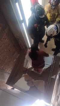 Cinco personas se quedaron atrapadas en elevador de Psicología