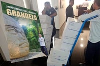 Llegaron al Senado 17 mil ejemplares del libro de AMLO; los usarán como 'regalo navideño' al pueblo