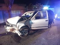 Conductor abandona su camioneta tras chocar en Gómez Palacio