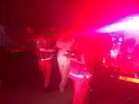Rescatan a dos personas de incendio en la Mayagoitia