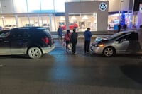 Accidente deja daños en tres vehículos y una mujer lesionada; ocurrió en Gómez Palacio