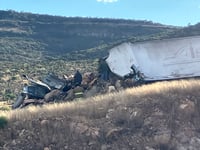 Trailero salvó la vida de milagro tras sufrir accidente sobre la carretera Durango-Mazatlán