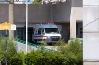 Motociclista impactó a taxi que realizaba maniobra sin aparente precaución; ocurrió en Dolores Hidalgo