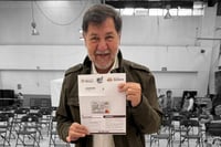 'Ya me llegó mi tarjeta': Noroña presume acceso a la Pensión del Bienestar