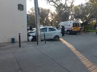 Se le ponchó una llanta y terminó impactando un inmueble en Centro de Durango