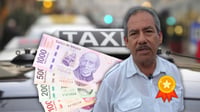 ¡Héroe sin capa! Taxista devuelve 300 mil pesos a adulto mayor que los olvidó en su unidad