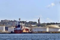 Washington suaviza postura con Cuba; avala suministro petrolero de México, según CBS News