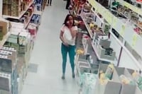 ¿Brujería en el súper? Captan a mujer haciéndose una limpia con un huevo | VIDEO