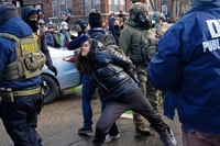 ICE detuvo a 400 mil migrantes en primer año de Trump; 86% no tenía historial criminal violento