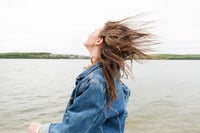 Días de viento: guía para cuidar la piel por completo