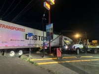 Tráiler tira un semáforo en la colonia Valle del Sur