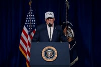 Trump asegura que Jameneí murió tras ataques y pide cambio en Irán