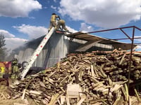 Controlan incendio en bodega industrial