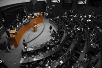 Fin a 'pensiones doradas' avanza; oposición cuestiona retroactividad y 'parcialidad' de la iniciativa