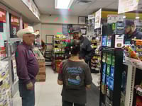 Evitan extorsión a adulta mayor