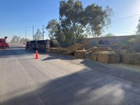 Vuelca tráiler con pacas de alfalfa en la entrada a la ciudad