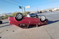 Vuelca carro en el Parque Industrial