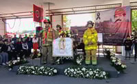 Dan último adiós a comandante fundador de Cuerpo de Bomberos