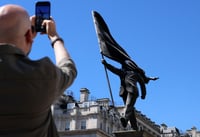 Banksy reaparece de nuevo, ahora con escultura en Londres