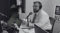 ¿Quién era Chad Hasty, el conductor de radio estadounidense que falleció mientras dormía?