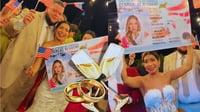 Mujer celebra su boda con Green Card gigante; 'Ella ganó esposo y ciudadanía el mismo día', dicen
