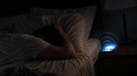 ¿Te despiertas cansado? El problema podría estar en dónde dejas tu celular al dormir