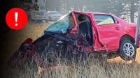 Choque frontal deja mujer atrapada entre fierros retorcidos de su coche, en la Durango-Mazatlán