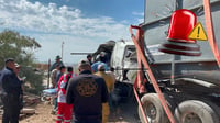 Tráiler cargado con forraje se estrella contra establo en Lerdo; chofer queda lesionado