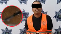 Albañil amenaza con un cuchillo a policías en Durango, tras golpear a su propia madre