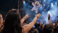 Todo empezó con un gel antibacterial: la historia detrás de lanzar peluches del Dr. Simi en los conciertos