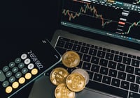 En economía, todo está conectado: ¿cómo es que las tasas de la Fed y Banxico mueven a las cripto?