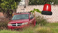 Hallan cadáver dentro de camioneta en lote baldío de Durango