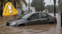 ¿Tu auto quedó atrapado en una calle inundada? Esto es lo que nunca debes hacer