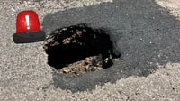 Automóvil cae en socavón de calle Negrete; ya había sido reportado