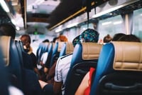 Ventajas de viajar de noche en autobús y cómo elegir el mejor servicio premium en México