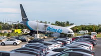 Avión de Amazon rebasa la pista, impacta vehículos y deja cinco muertos en Miami | VIDEO