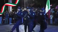 Policías pierden el paso durante ceremonia del Grito en Tamazula, Jalisco | VIDEO