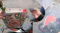 Explosivo oculto en bolsa de regalo con flores estalla a repartidor antes de entregarlo | VIDEO