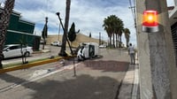 Vehículo vuelca tras chocar contra un poste en fraccionamiento Lomas del Parque