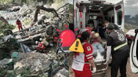 Camioneta cae a voladero de 350 metros en Mezquital y cobra la vida de al menos dos personas